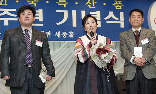 '2004 올해의 뉴스게릴라상'은 윤근혁(뉴스 부문)·김혜원(사는이야기 부문)·임윤수(연재 부문) 기자. 